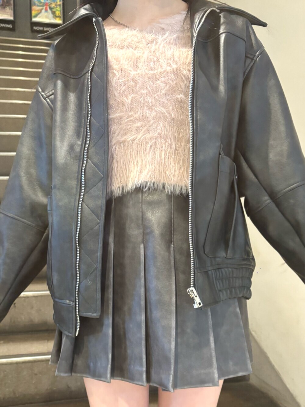 グレー系のスカート、その他のブーツ、ブラック系のブルゾンを着用したレディースの冬コーディネートの5枚目の写真