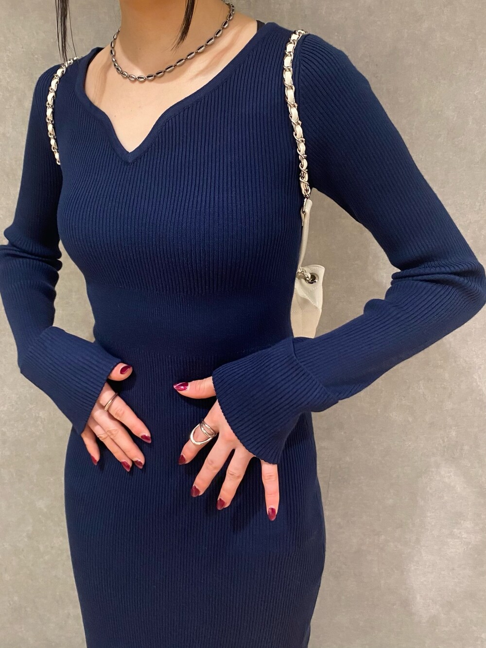 ブルー系のワンピース、ブラック系のブーツ、ホワイト系のバックパック/リュックを着用したレディースの秋コーディネートの5枚目の写真