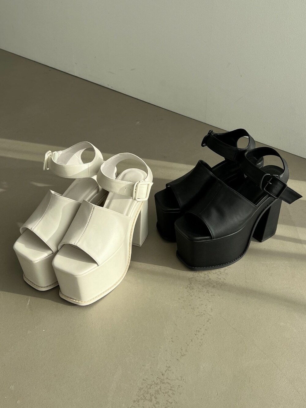 ホワイト系のデニムパンツ、ブルー系のTシャツ/カットソー、ピンク系のハンドバッグを着用したレディースの夏コーディネートの7枚目の写真