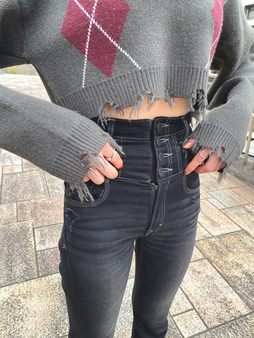 ブラック系のデニムパンツ、その他のニット/セーター、ブラック系のブーツを着用したレディースの冬コーディネートの4枚目の写真