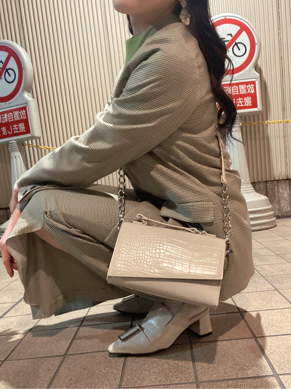 ホワイト系のニット/セーター、ブラック系のパンプス、その他のノーカラージャケットを着用したレディースの春コーディネートの3枚目の写真