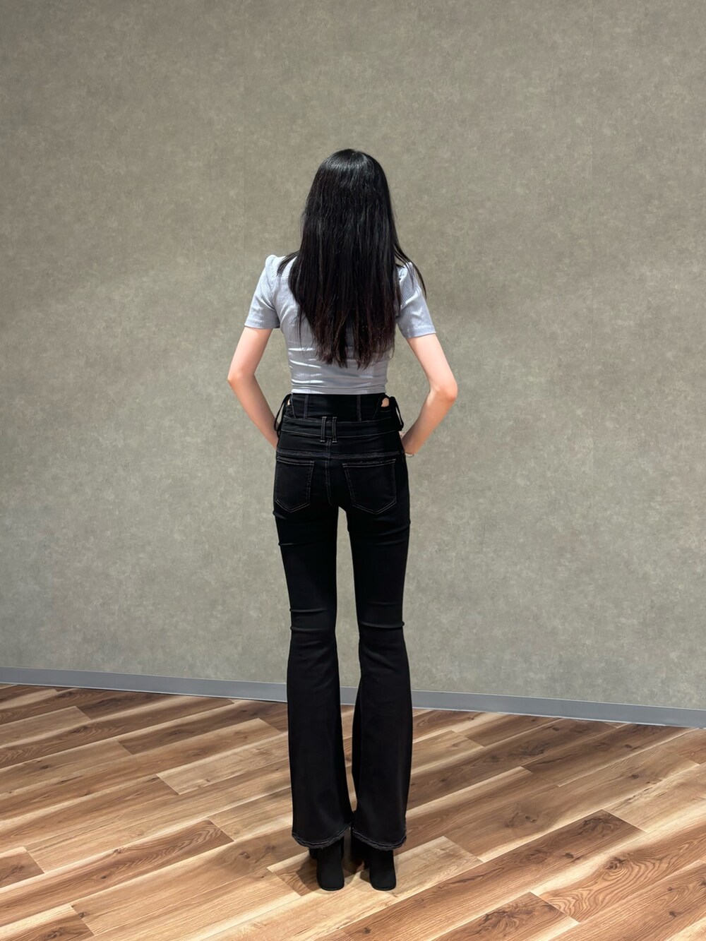 ブラック系のデニムパンツ、ブルー系のTシャツ/カットソー、ブラック系のサンダルを着用したレディースの夏コーディネートの3枚目の写真