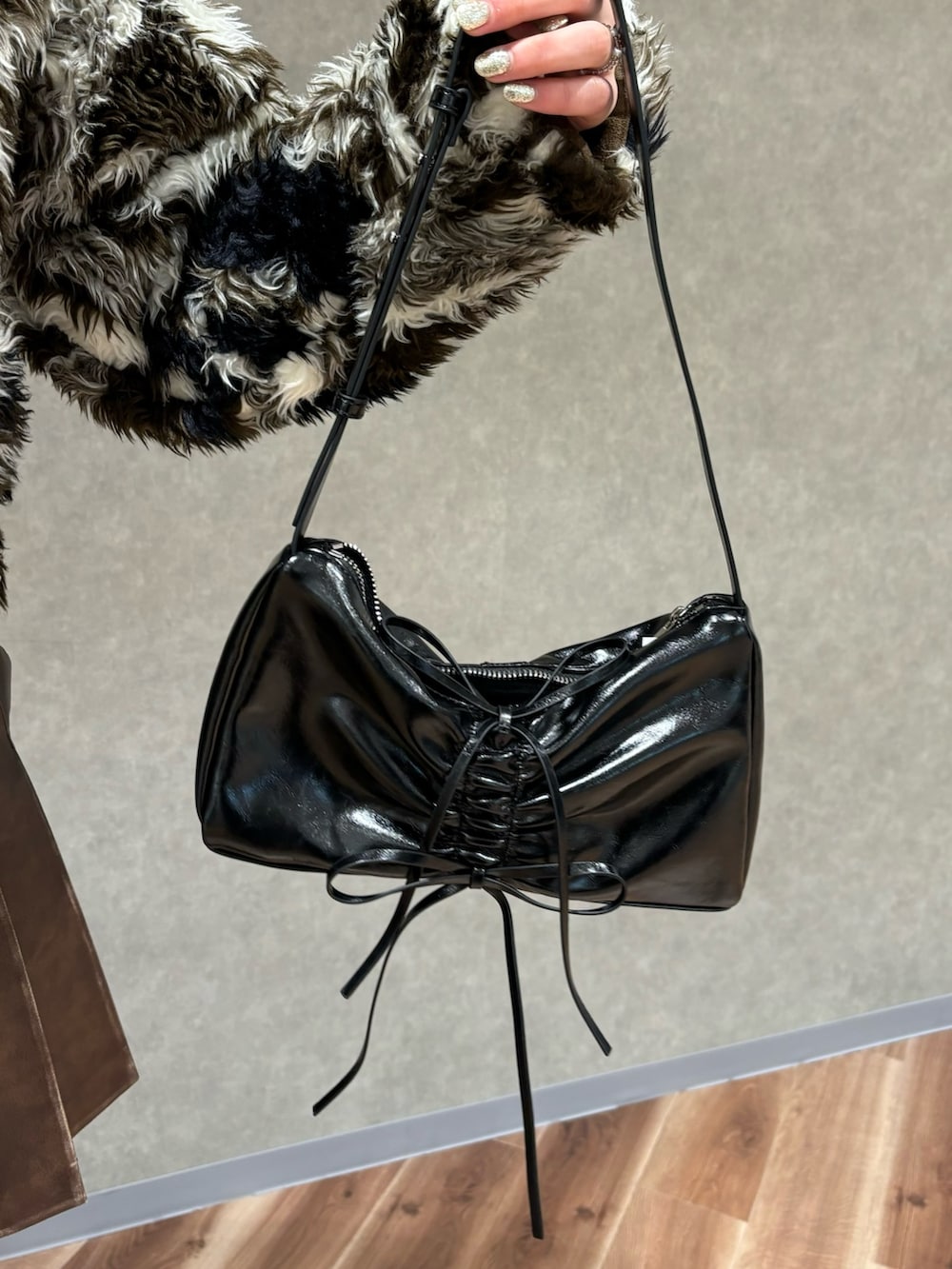 その他のブルゾン、グレー系のスカート、その他のブーツを着用したレディースの秋コーディネートの6枚目の写真