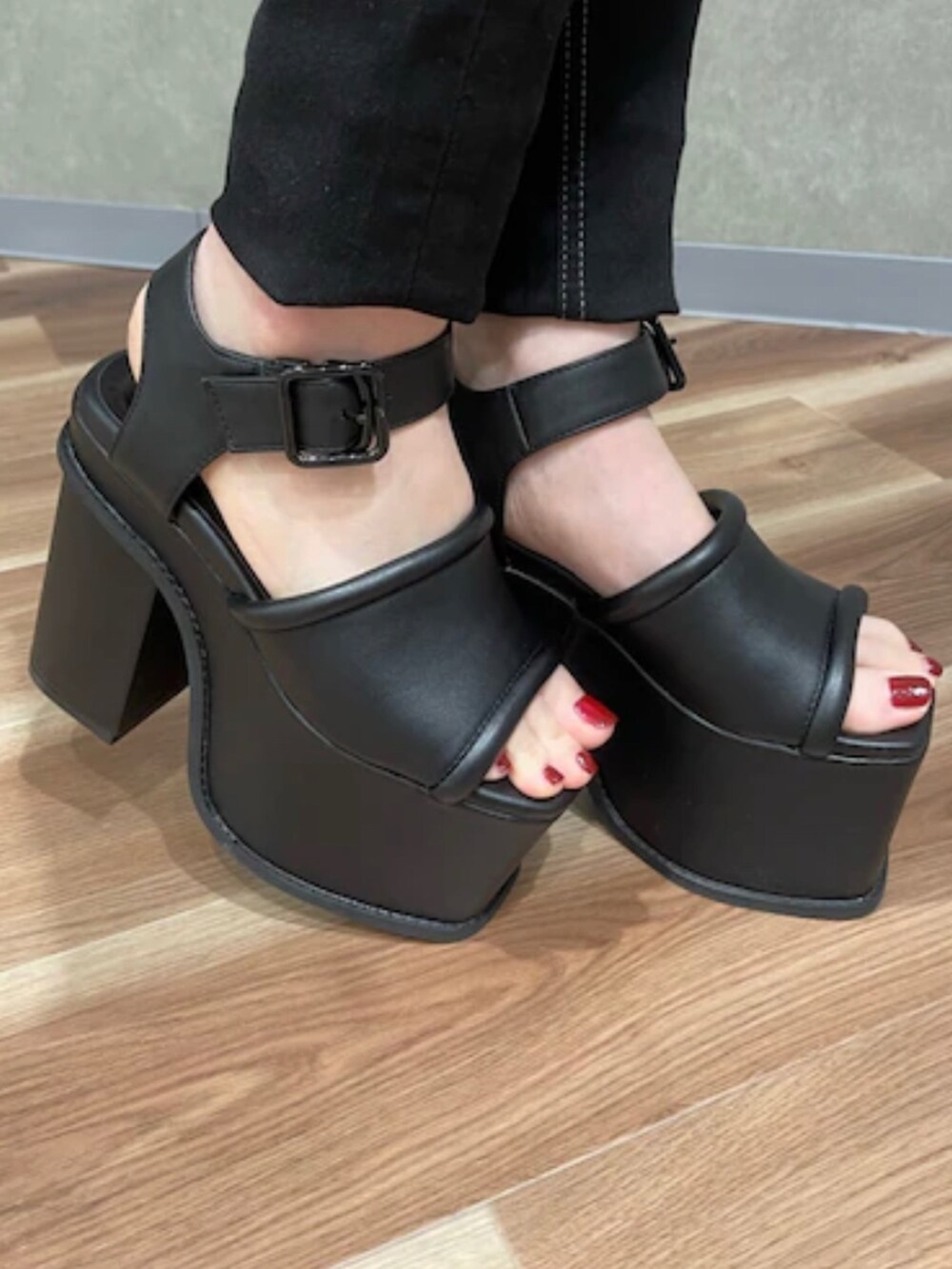 ブラック系のサンダル、ブラック系のシャツ/ブラウス、ブルー系のデニムパンツを着用したレディースの春コーディネートの6枚目の写真