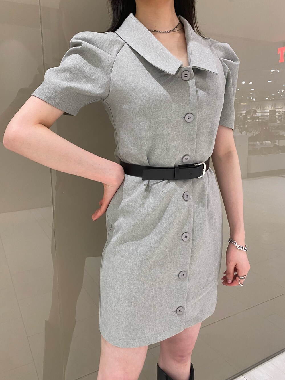 ブラック系のブーツ、ブルー系のワンピース、ブラック系のベルトを着用したレディースの春コーディネートの4枚目の写真