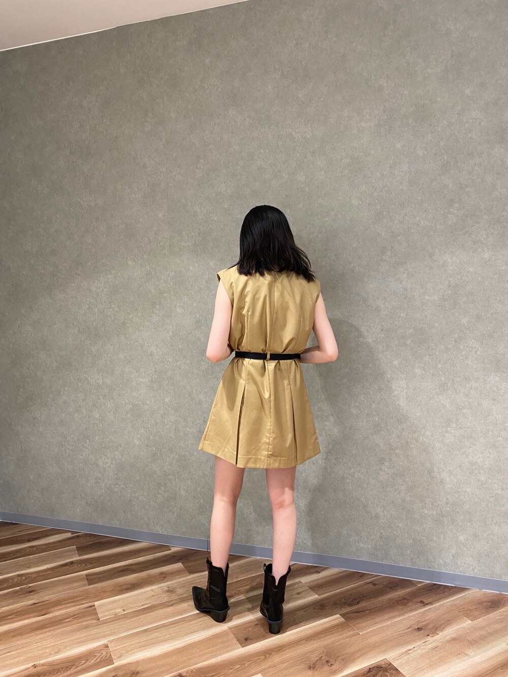 ブラック系のブーツ、ブラック系のワンピース、ブラック系のベルトを着用したレディースの春コーディネートの2枚目の写真