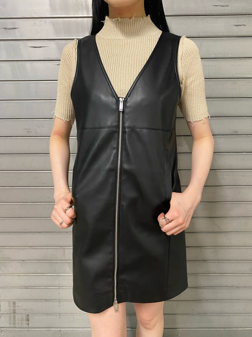 ブラック系のブーツ、ブラウン系のワンピース、ベージュ系のニット/セーターを着用したレディースの夏コーディネートの4枚目の写真