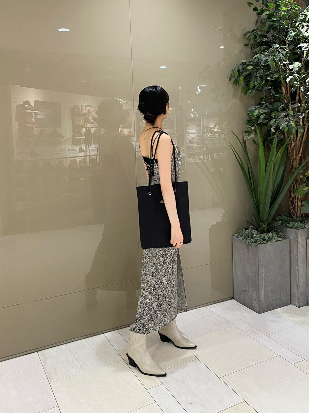 その他のワンピース、ブラック系のトートバッグ、ホワイト系のブーツを着用したレディースの春コーディネートの2枚目の写真