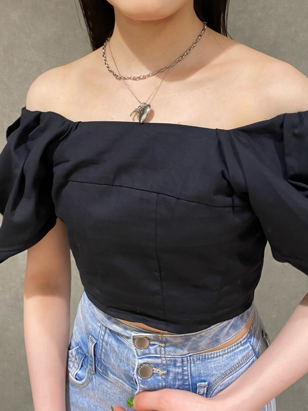 ブラック系のサンダル、ブラック系のシャツ/ブラウス、ブルー系のデニムパンツを着用したレディースの春コーディネートの5枚目の写真