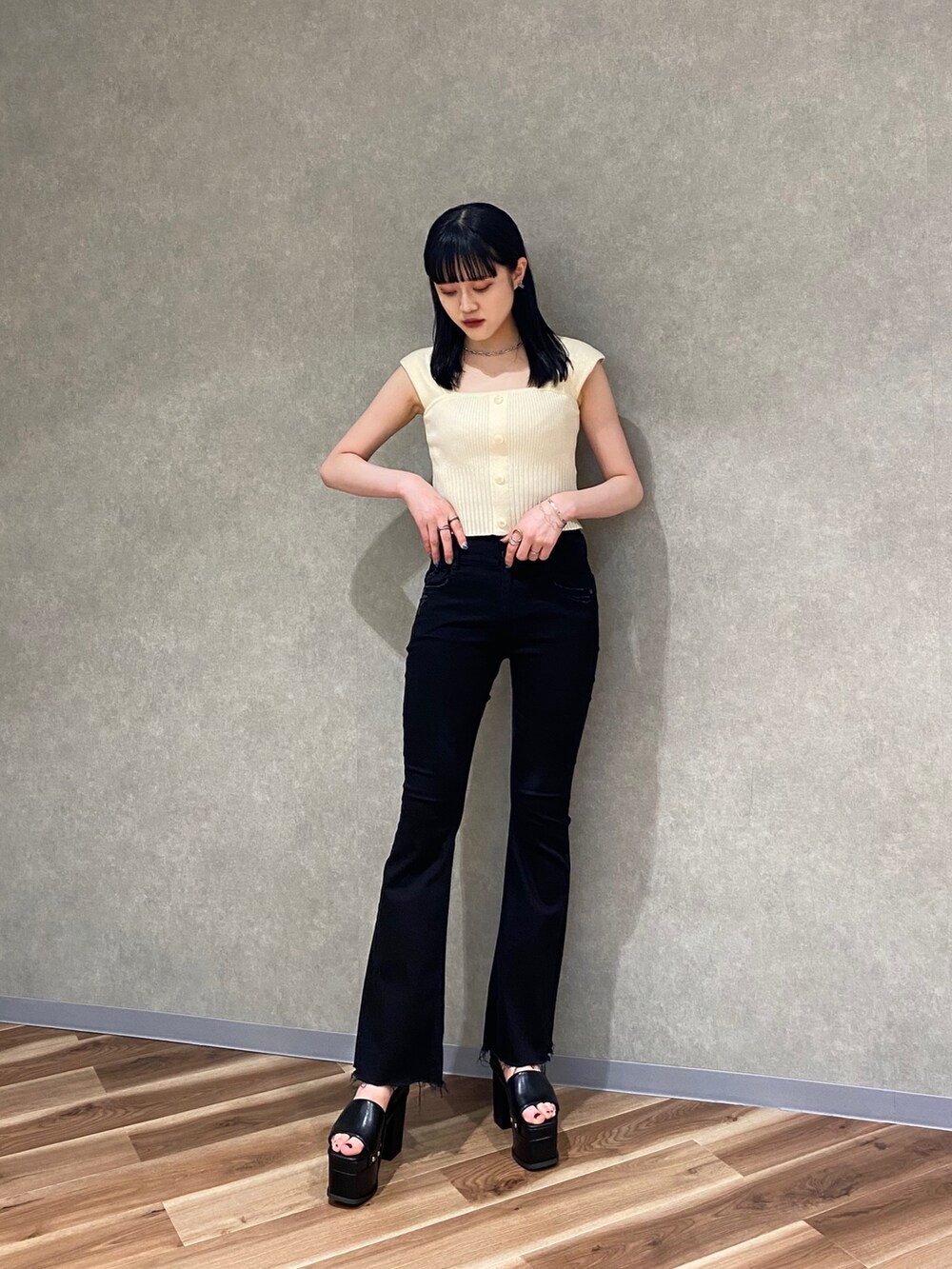 ブラック系のデニムパンツ、ブラック系のサンダルを着用したレディースの夏コーディネートの2枚目の写真