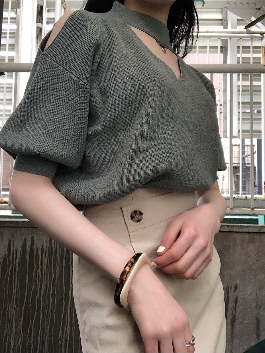 ホワイト系のスカート、ホワイト系のサンダル、ベージュ系のニット/セーターを着用したレディースの春コーディネートの2枚目の写真