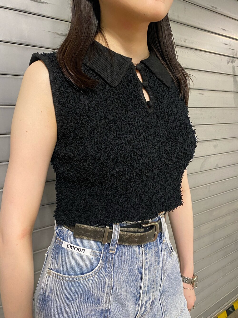 ブラック系のサンダル、ブラック系のニット/セーター、ブラック系のデニムパンツを着用したレディースの夏コーディネートの4枚目の写真