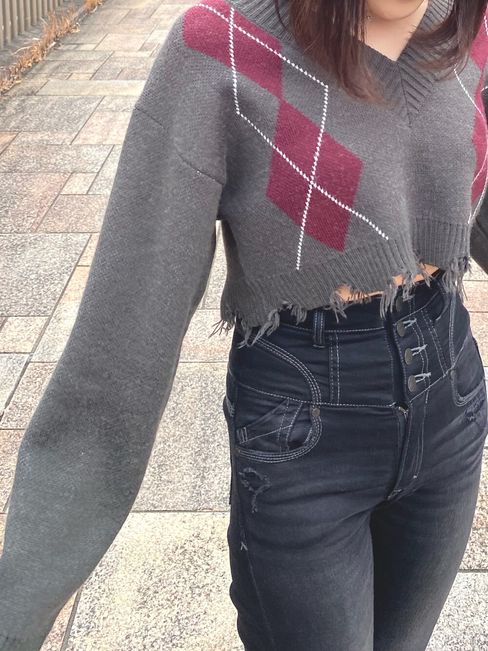 ブラック系のデニムパンツ、その他のニット/セーター、ブラック系のブーツを着用したレディースの冬コーディネートの3枚目の写真