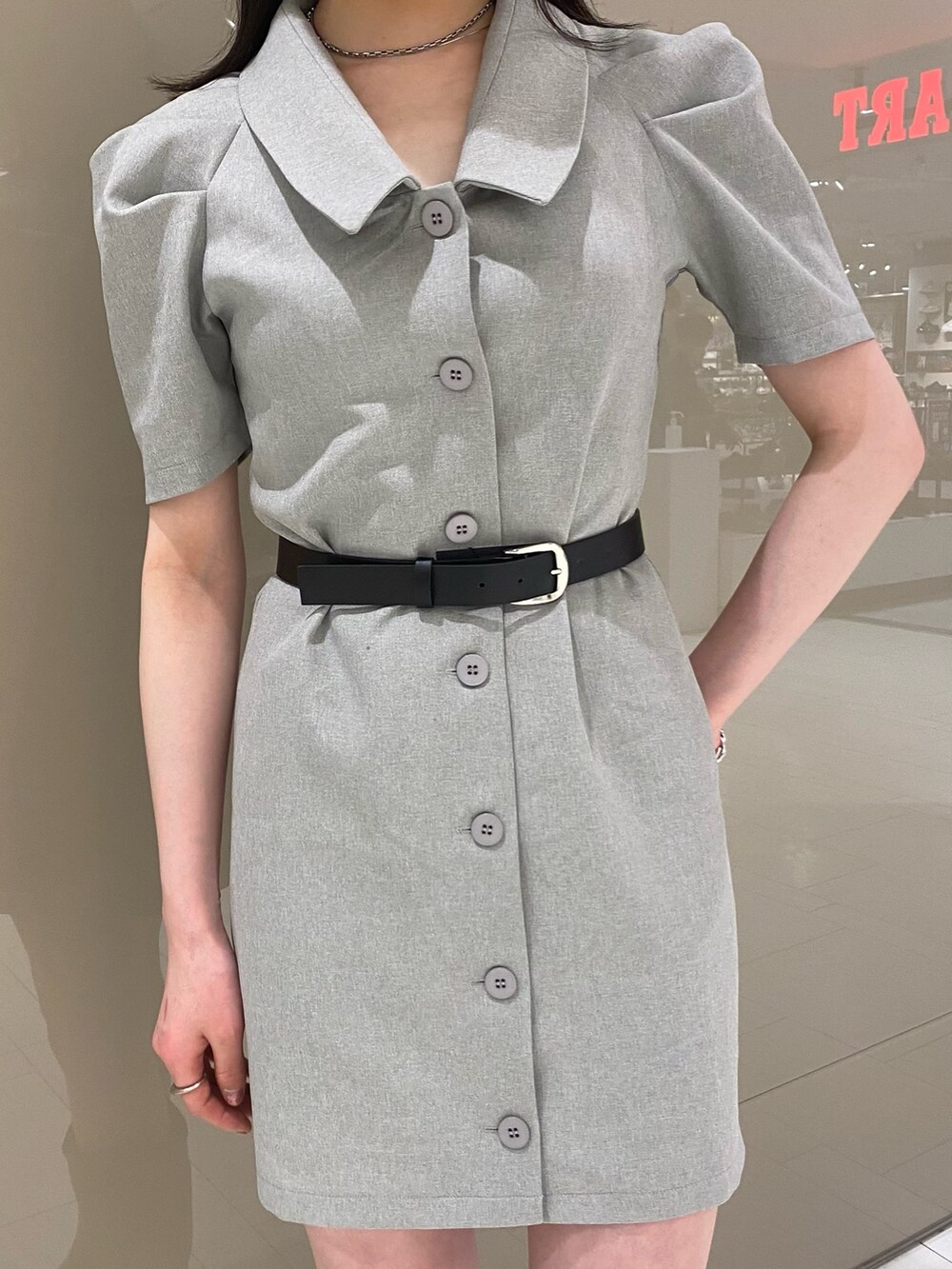 ブラック系のブーツ、ブルー系のワンピース、ブラック系のベルトを着用したレディースの春コーディネートの3枚目の写真