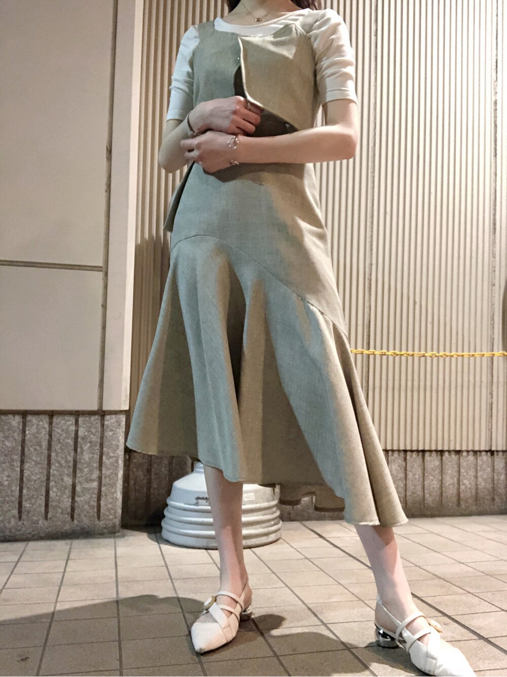 ホワイト系のパンプス、グレー系のシャツ/ブラウス、グレー系のスカートを着用したレディースの春コーディネートの2枚目の写真