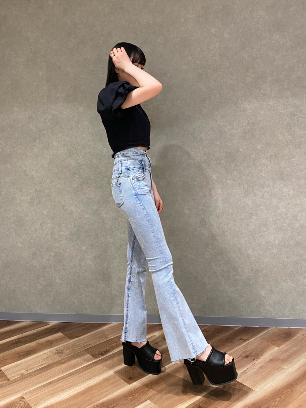 ブラック系のサンダル、ブラック系のシャツ/ブラウス、ブルー系のデニムパンツを着用したレディースの春コーディネートの2枚目の写真