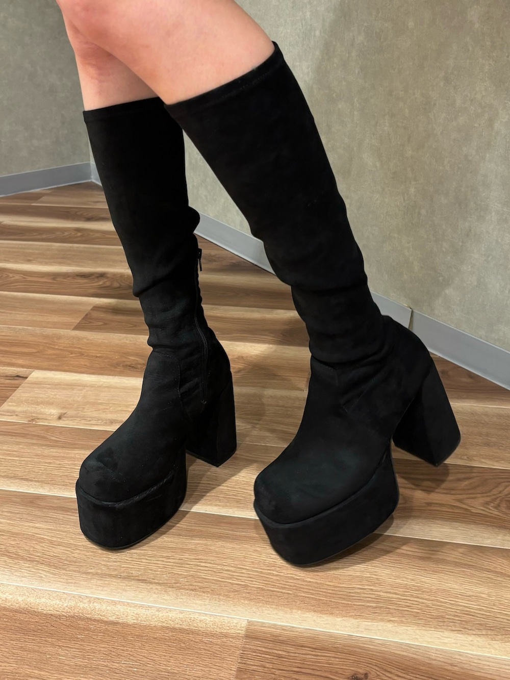 その他のブルゾン、グレー系のスカート、その他のブーツを着用したレディースの秋コーディネートの7枚目の写真