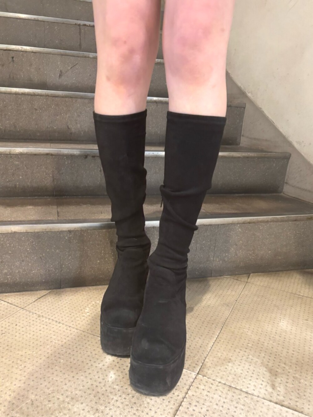 グレー系のスカート、その他のブーツ、ブラック系のブルゾンを着用したレディースの冬コーディネートの6枚目の写真