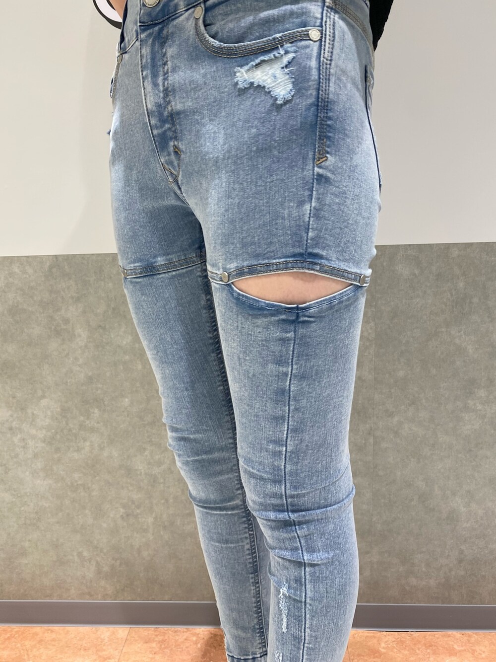 ブルー系のデニムパンツ、ブラック系のニット/セーター、シルバー系のパンプスを着用したレディースの冬コーディネートの4枚目の写真