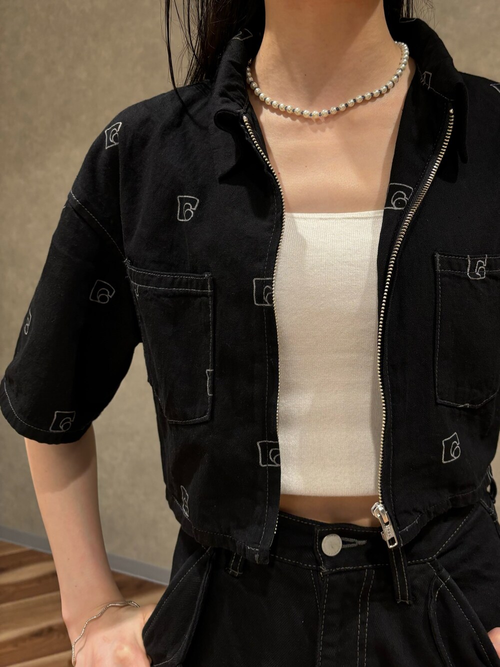 ブラック系のデニムパンツ、ブルー系のショルダーバッグ、ブラック系のサンダルを着用したレディースの夏コーディネートの4枚目の写真