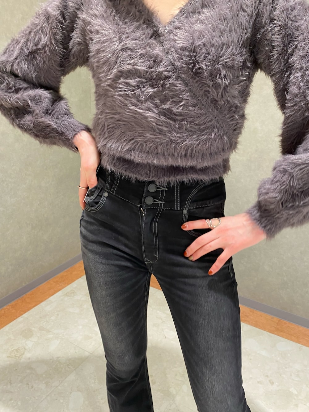 ブラック系のデニムパンツ、グレー系のニット/セーターを着用したレディースの冬コーディネートの4枚目の写真