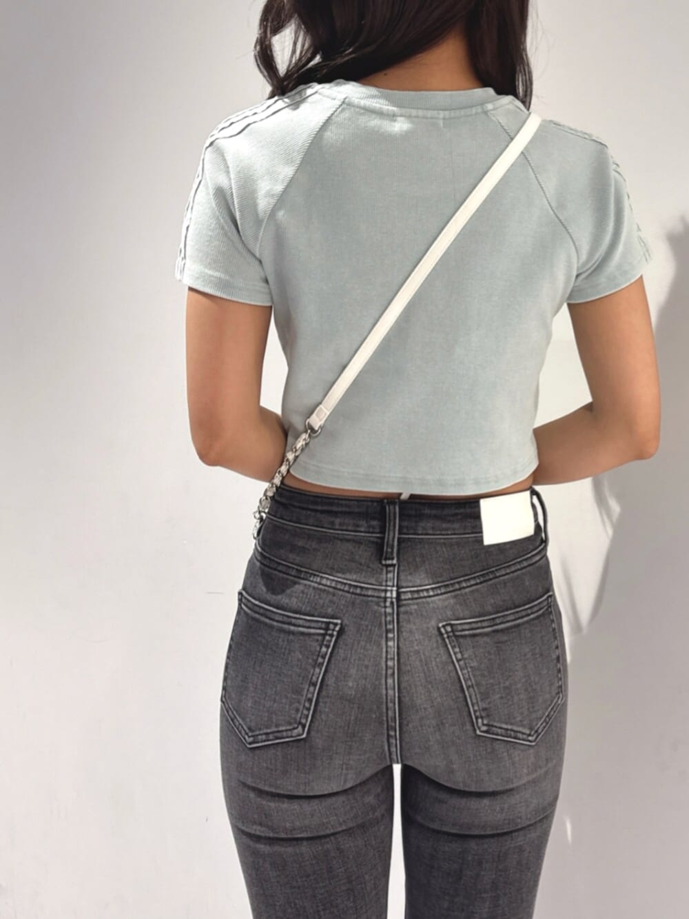 ホワイト系のサンダル、ブラック系のデニムパンツ、ブルー系のTシャツ/カットソーを着用したレディースの夏コーディネートの5枚目の写真
