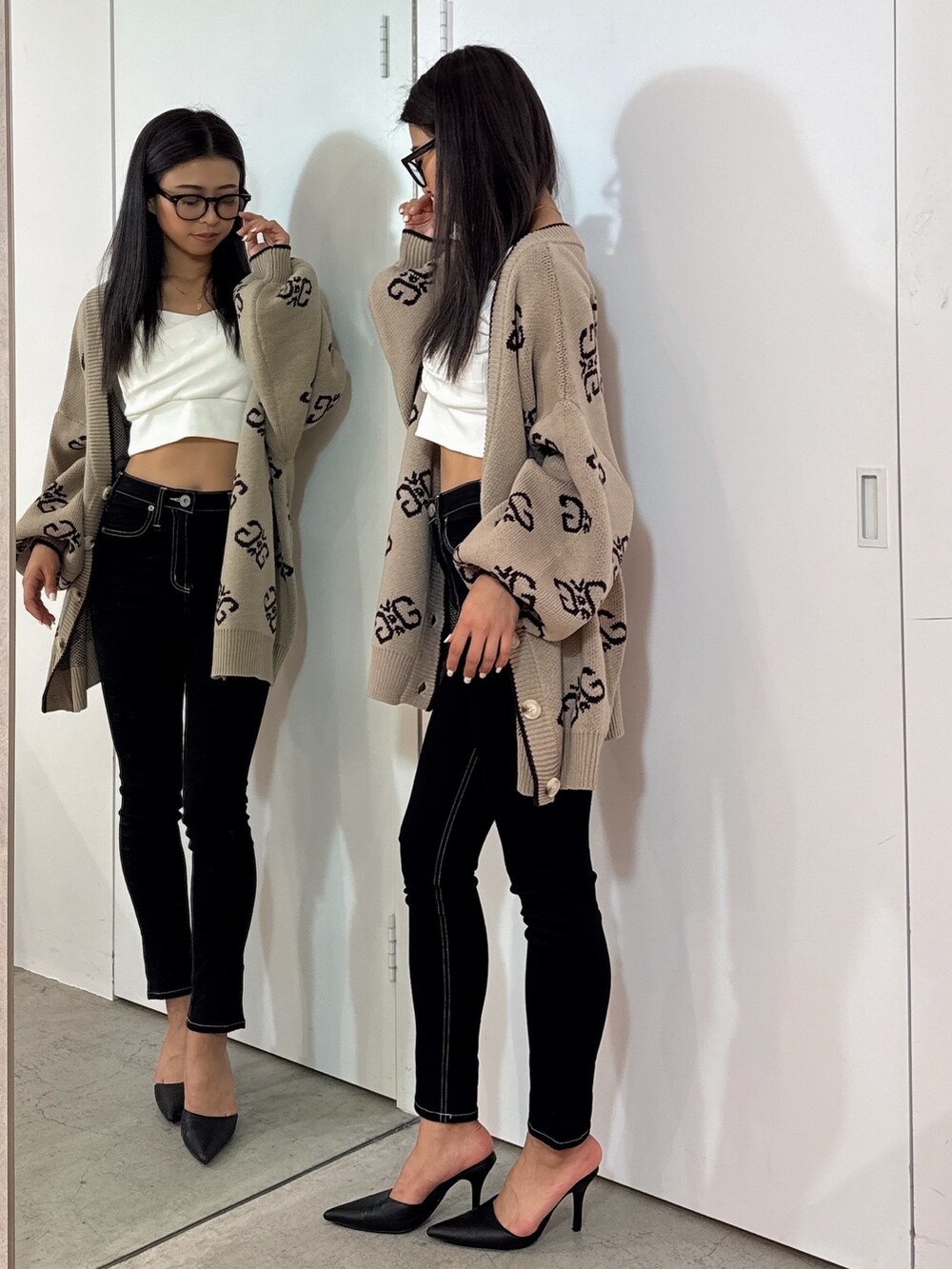 イエロー系のTシャツ/カットソー、ベージュ系のカーディガン/ボレロ、ブラック系のデニムパンツを着用したレディースの秋コーディネートの3枚目の写真