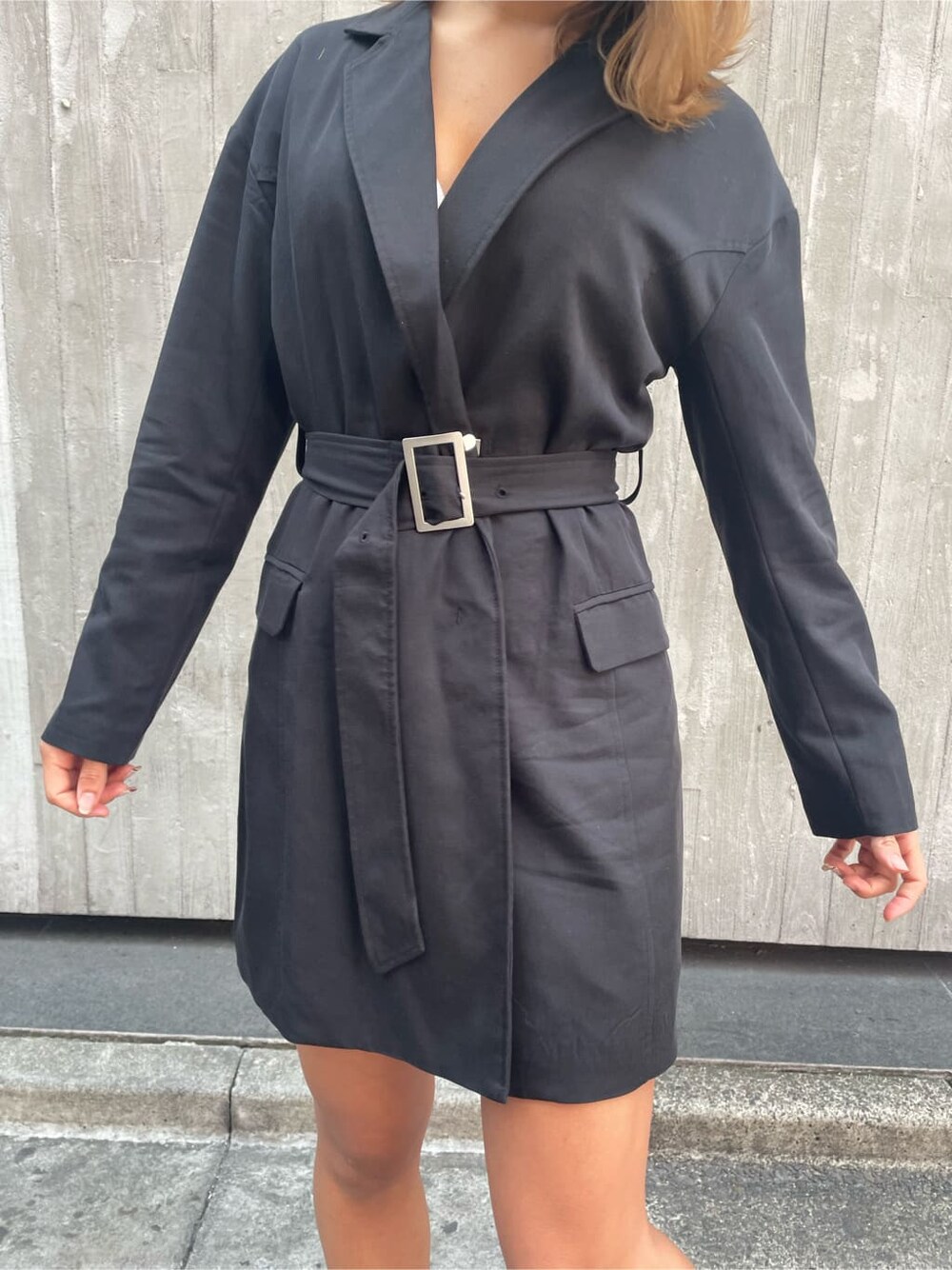 ホワイト系のチューブトップ、ブラック系のパンプス、ブラック系のデニムパンツを着用したレディースの春コーディネートの4枚目の写真