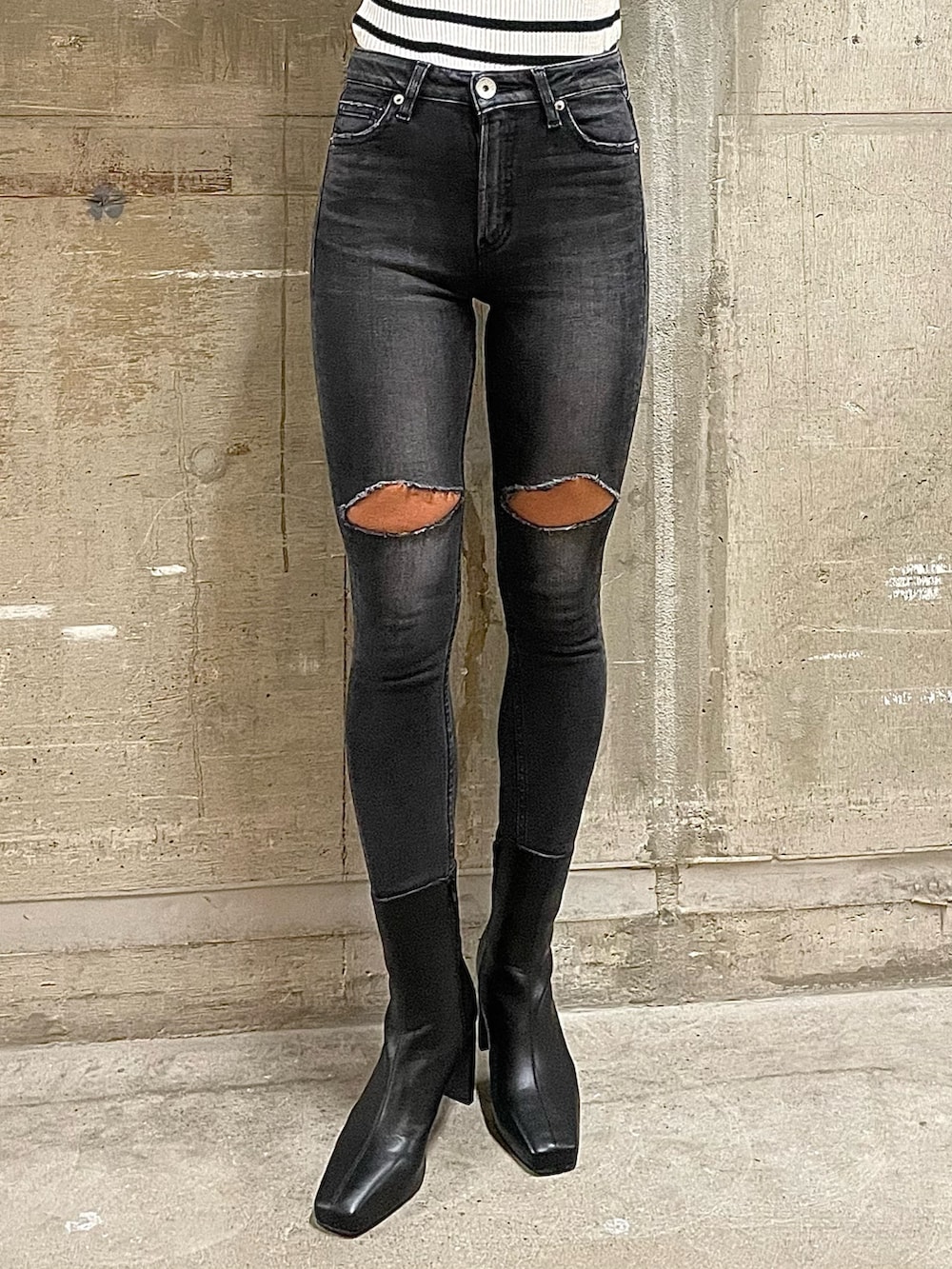 ブラック系のブルゾン、その他のニット/セーター、ブラック系のデニムパンツを着用したレディースの秋コーディネートの9枚目の写真