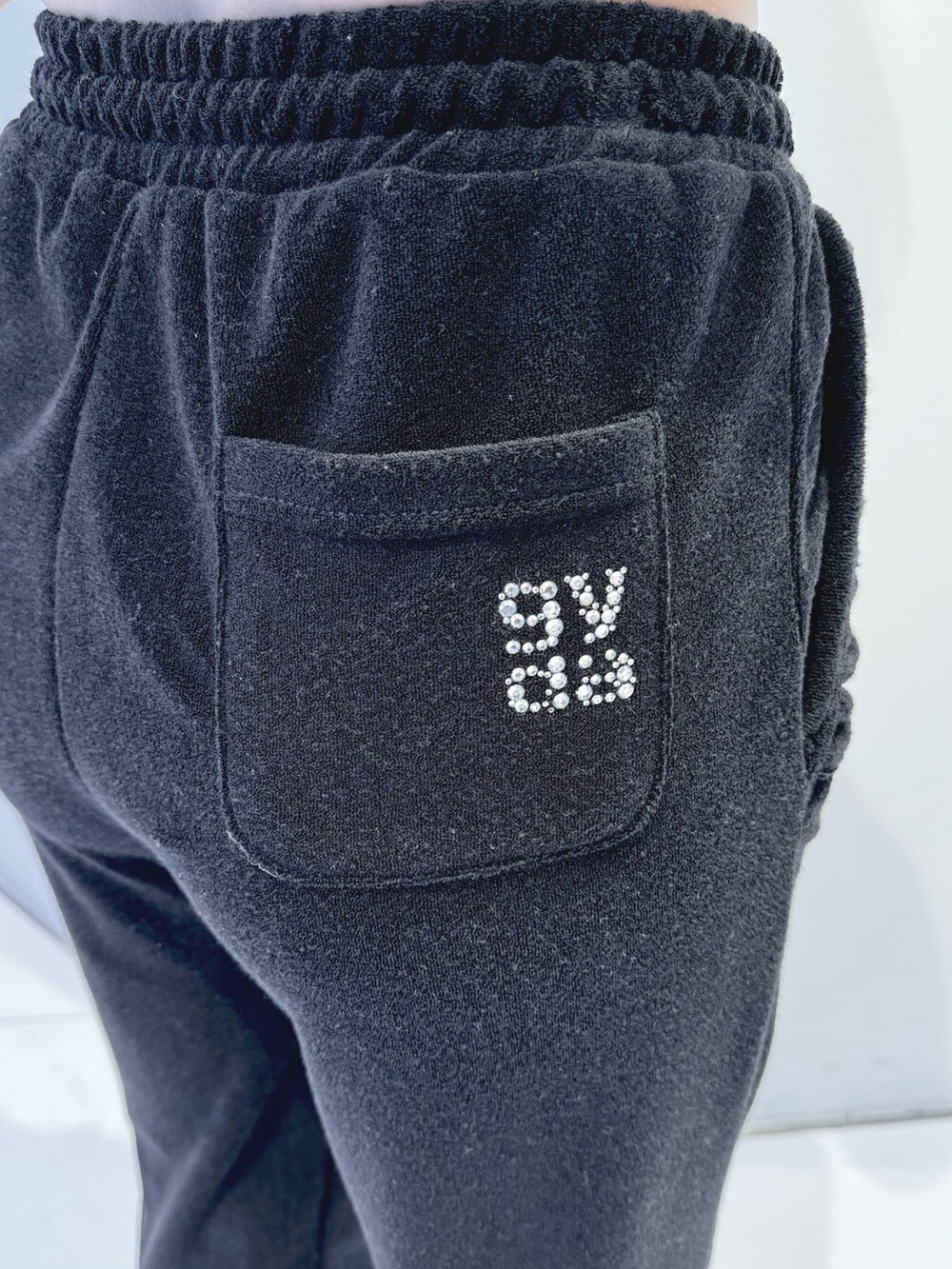 ブラック系のチューブトップ、ブラック系のその他パンツ、ホワイト系のパンプスを着用したレディースの春コーディネートの10枚目の写真