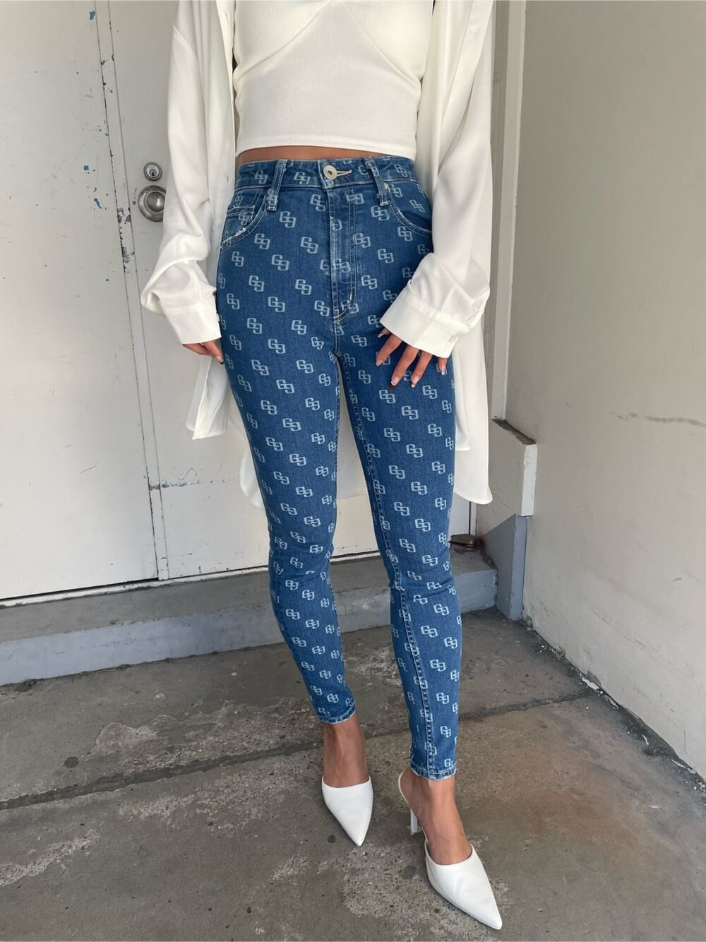 ホワイト系のパンプス、ホワイト系のキャミソール、ホワイト系のシャツ/ブラウスを着用したレディースの春コーディネートの7枚目の写真