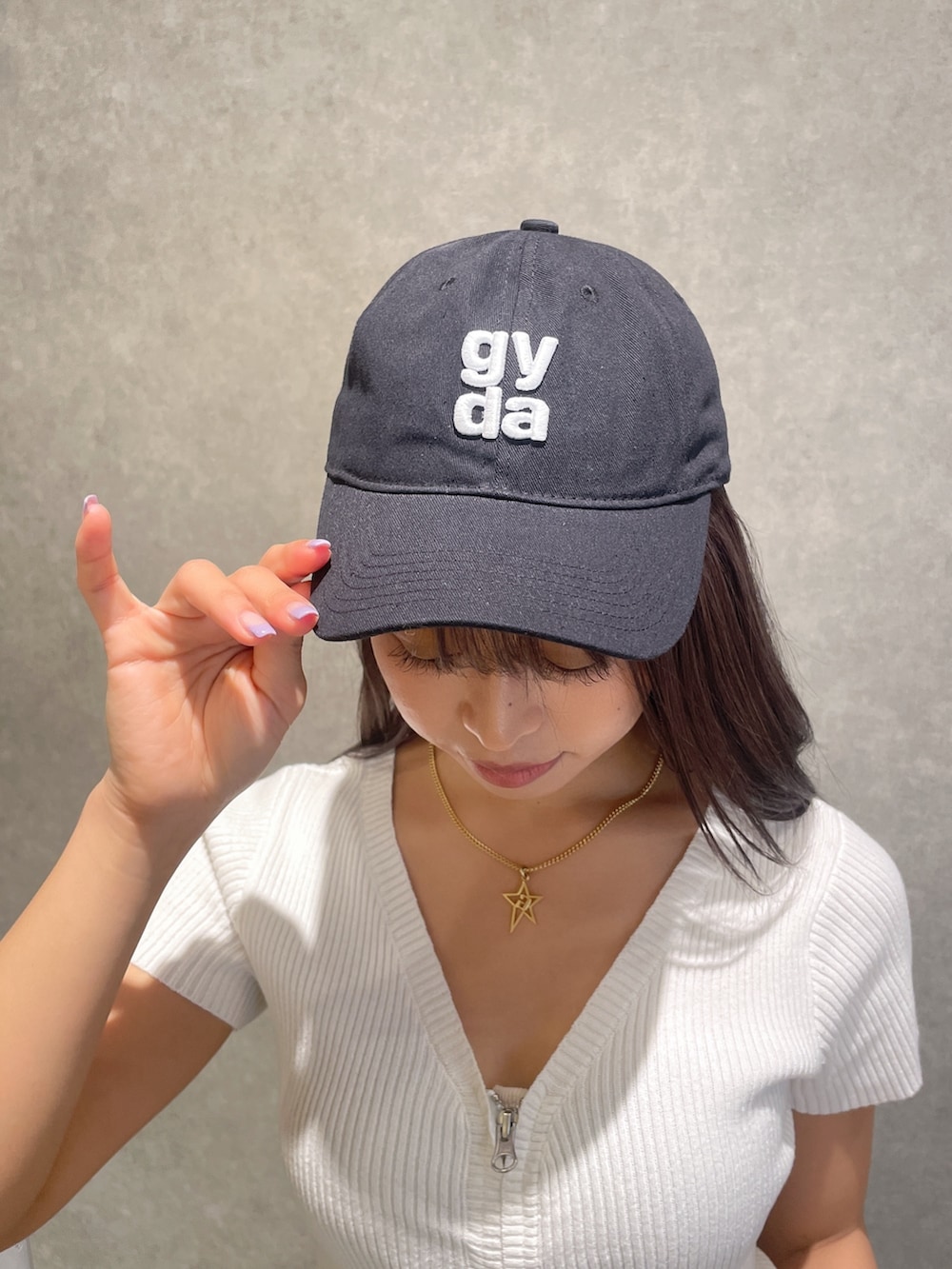 ホワイト系のTシャツ/カットソー、ブルー系のデニムパンツ、ブラック系のパンプスを着用したレディースの春コーディネートの9枚目の写真