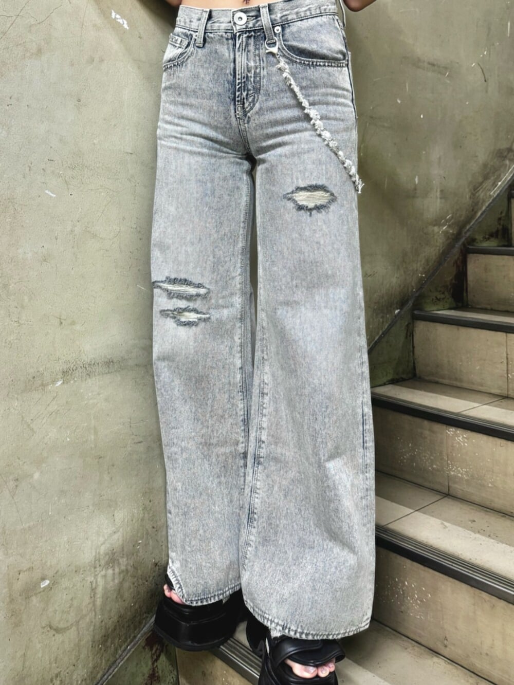 ブラック系のサンダル、ブルー系のデニムパンツ、ブラック系のチューブトップを着用したレディースの夏コーディネートの6枚目の写真