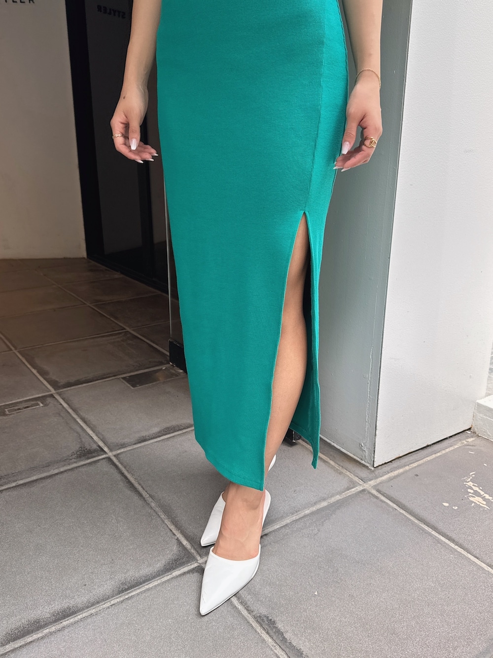 グリーン系のワンピース、ホワイト系のパンプス、ホワイト系のシャツ/ブラウスを着用したレディースの夏コーディネートの9枚目の写真