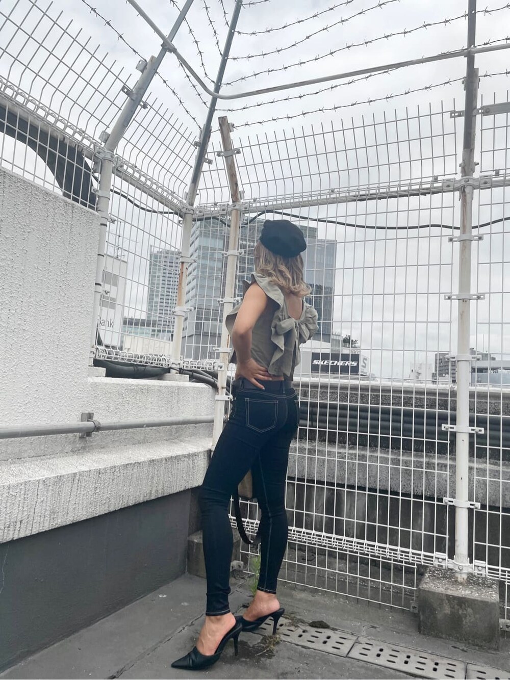 ブラック系のパンプス、ブラック系のデニムパンツ、グリーン系のシャツ/ブラウスを着用したレディースの夏コーディネートの3枚目の写真