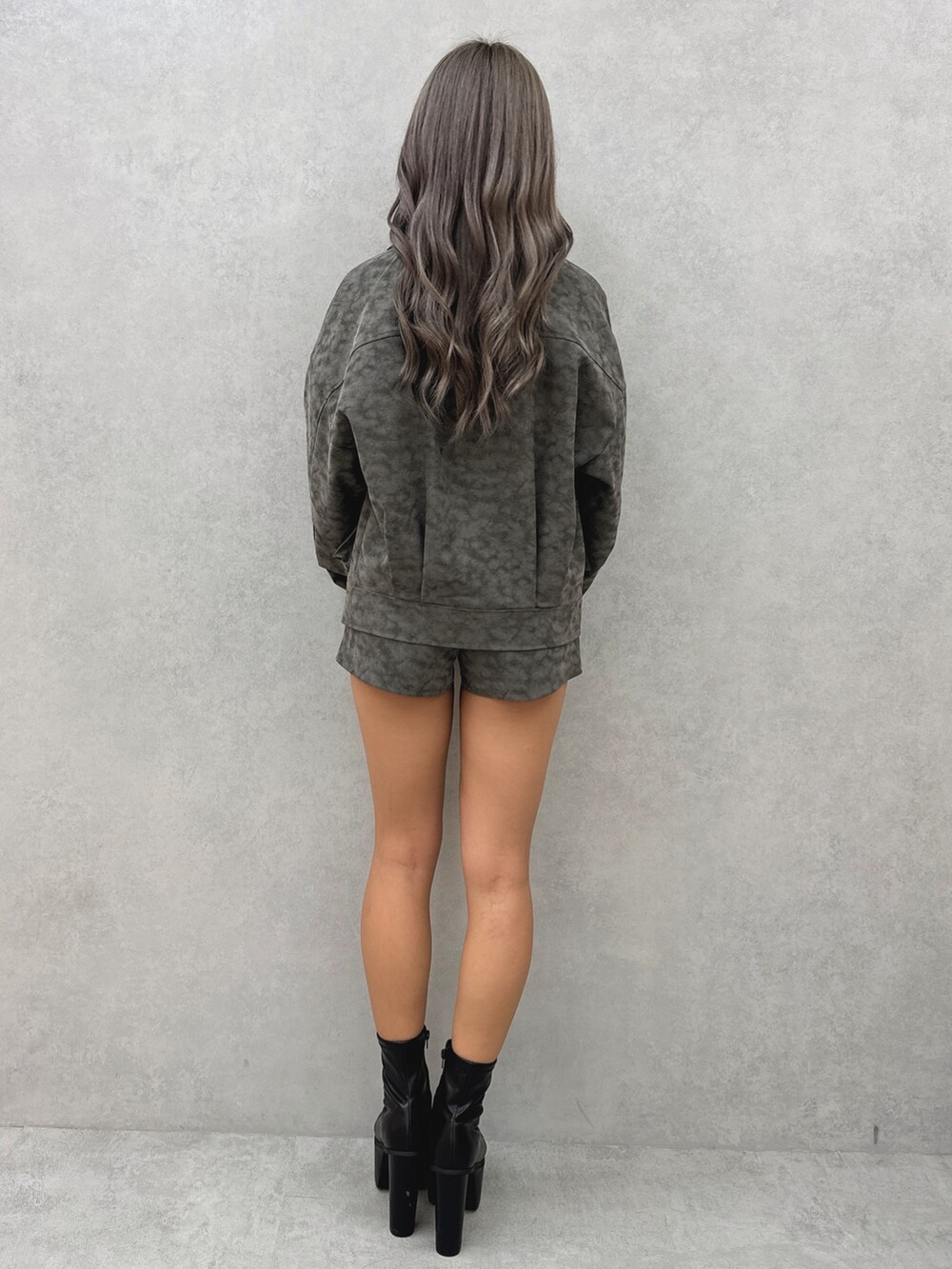その他のその他パンツ、ブラック系のブーツ、その他のブルゾンを着用したレディースの秋コーディネートの3枚目の写真