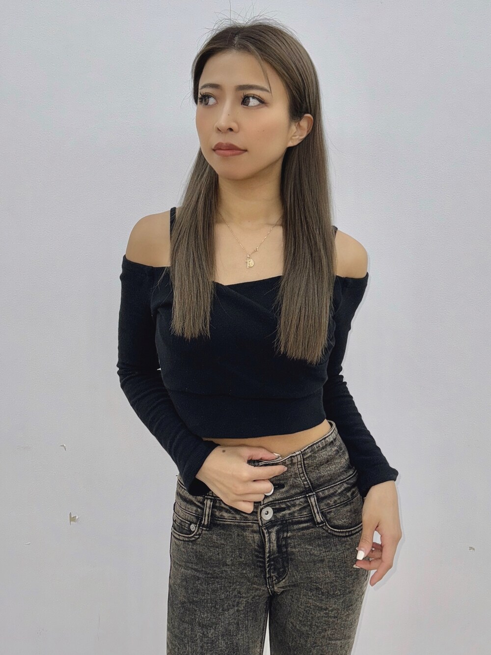 ブラック系のTシャツ/カットソー、ブラック系のデニムパンツ、ブラック系のパンプスを着用したレディースの秋コーディネートの5枚目の写真