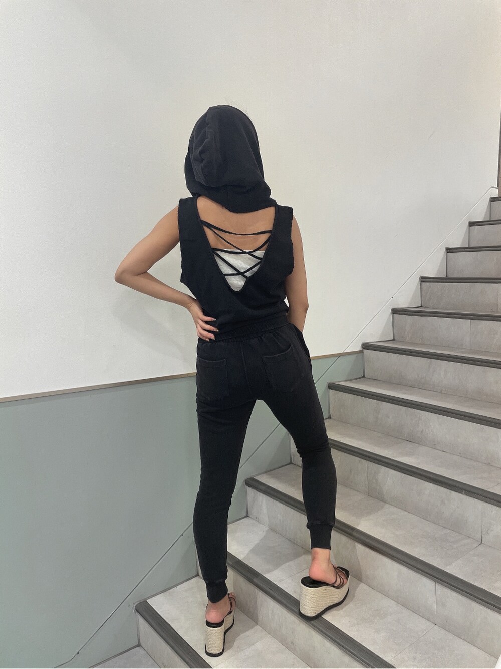 ホワイト系のキャミソール、ブラック系のその他パンツ、ブラック系のサンダルを着用したレディースの春コーディネートの4枚目の写真