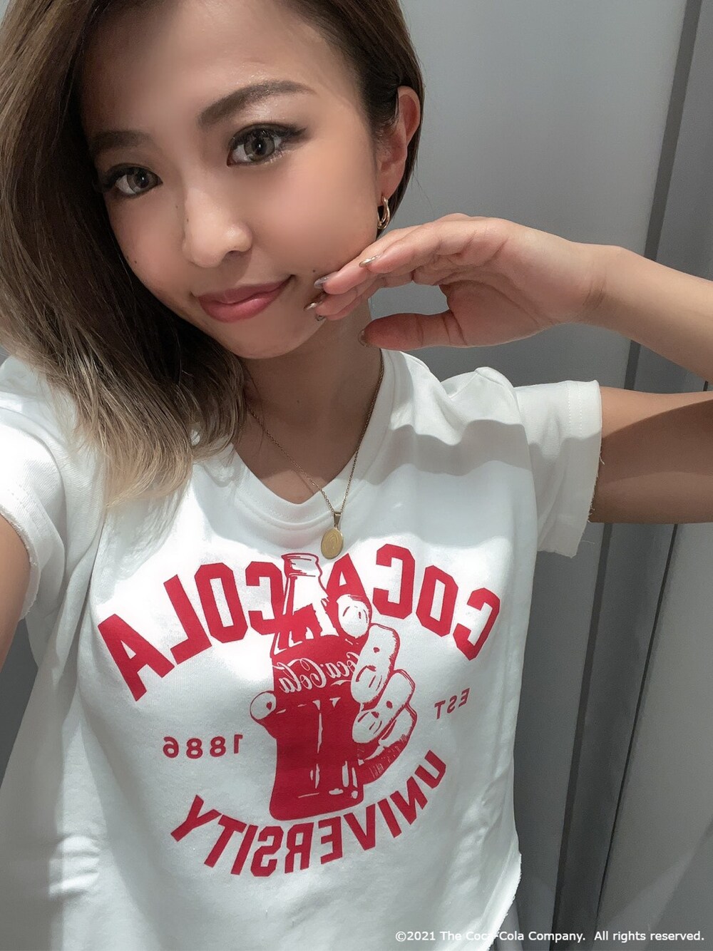 ブルー系のデニムパンツ、ホワイト系のTシャツ/カットソーを着用したレディースの春コーディネートの2枚目の写真