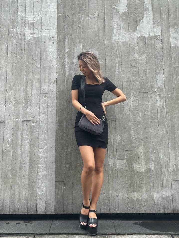 ブラック系のワンピース、グレー系のハンドバッグ、ブラック系のサンダルを着用したレディースの春コーディネートの2枚目の写真