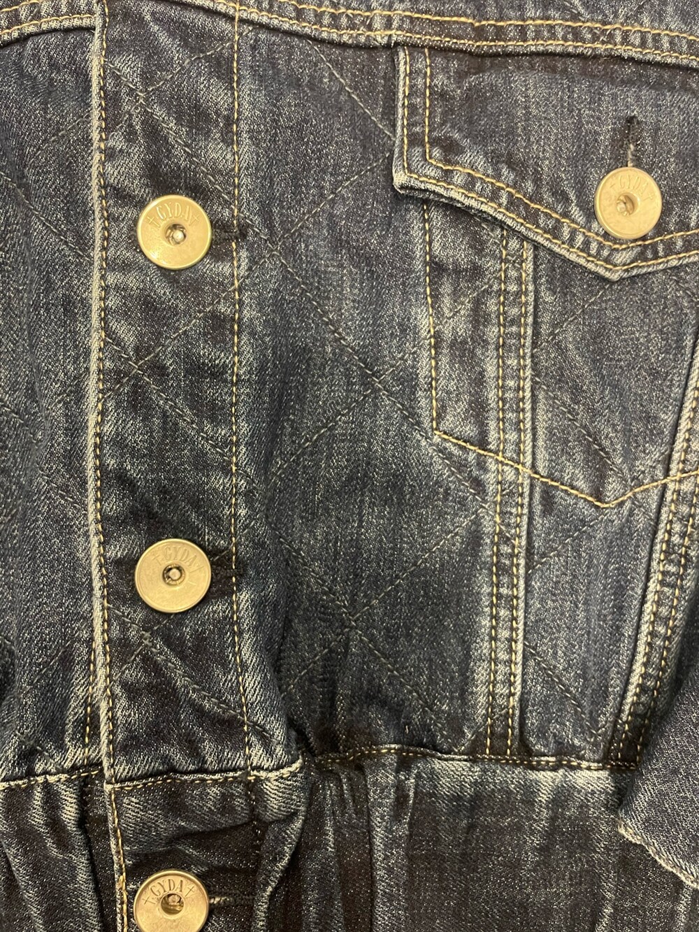 ブルー系のデニムパンツ、ブラック系のブーツ、ブルー系のデニムジャケットを着用したレディースの秋コーディネートの5枚目の写真