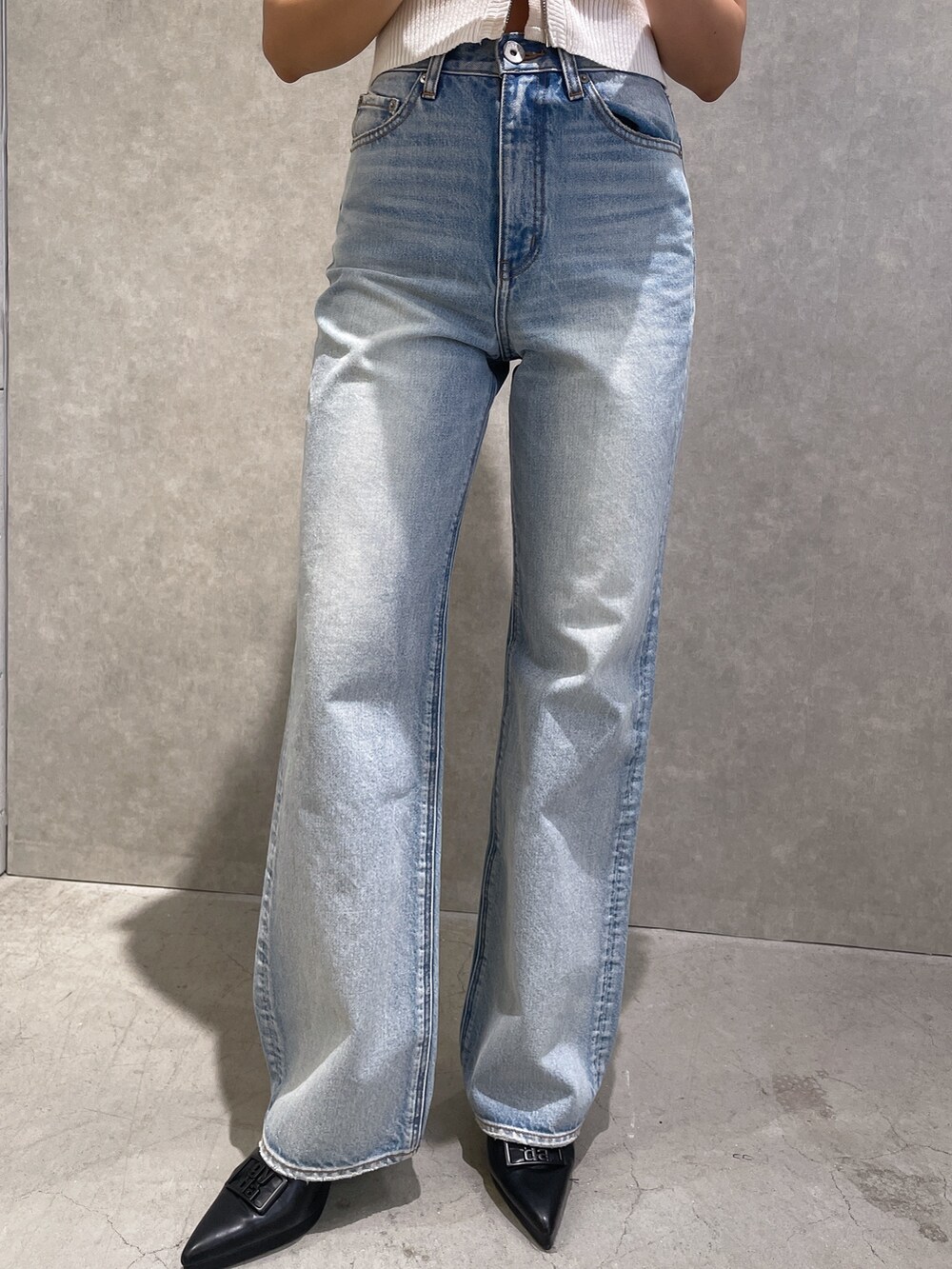 ホワイト系のTシャツ/カットソー、ブルー系のデニムパンツ、ブラック系のパンプスを着用したレディースの春コーディネートの6枚目の写真