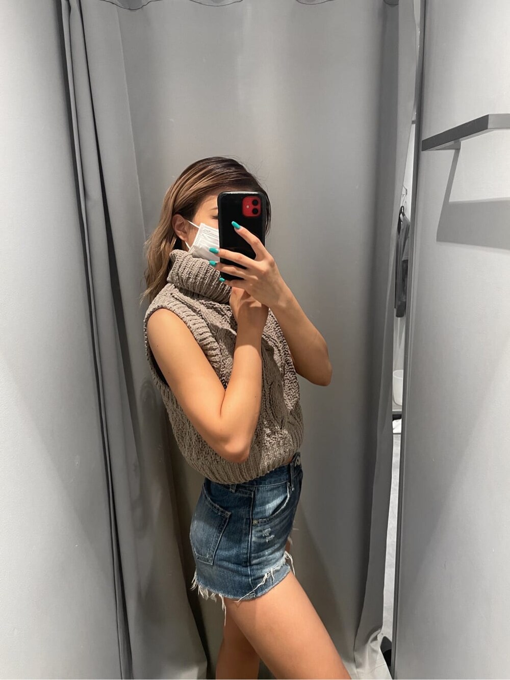 ブルー系のデニムパンツ、ベージュ系のニット/セーターを着用したレディースの夏コーディネートの2枚目の写真