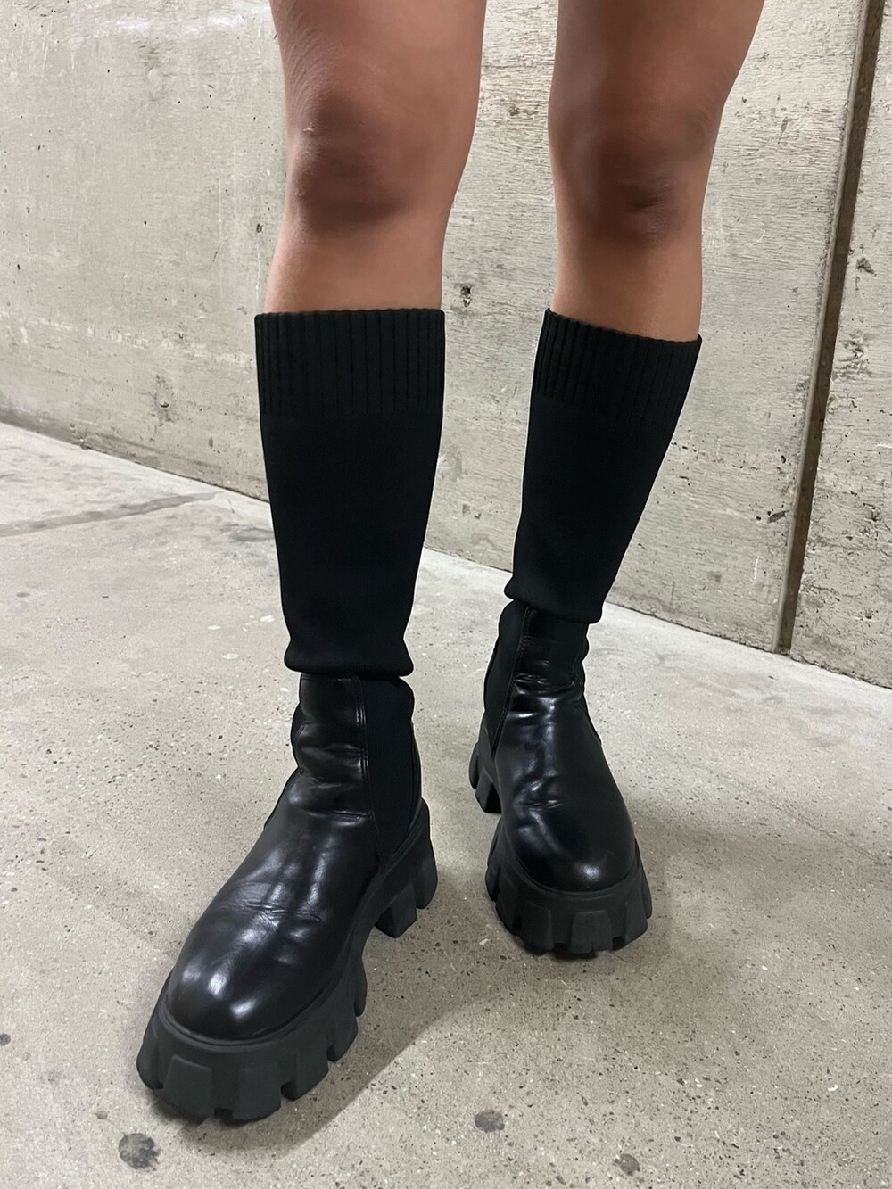 グリーン系のニット/セーター、ホワイト系のニット/セーター、ブラック系のブーツを着用したレディースの秋コーディネートの8枚目の写真