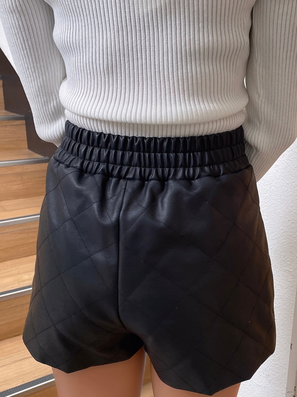 ブラック系のブルゾン、ホワイト系のニット/セーター、ブラック系のその他パンツを着用したレディースの秋コーディネートの8枚目の写真