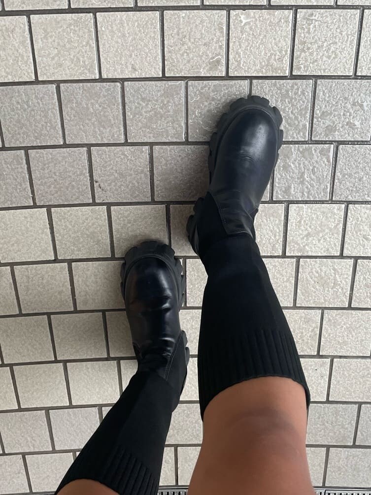 ブラック系のブーツ、ブラック系のバックパック/リュック、ブラック系のTシャツ/カットソーを着用したレディースの秋コーディネートの9枚目の写真