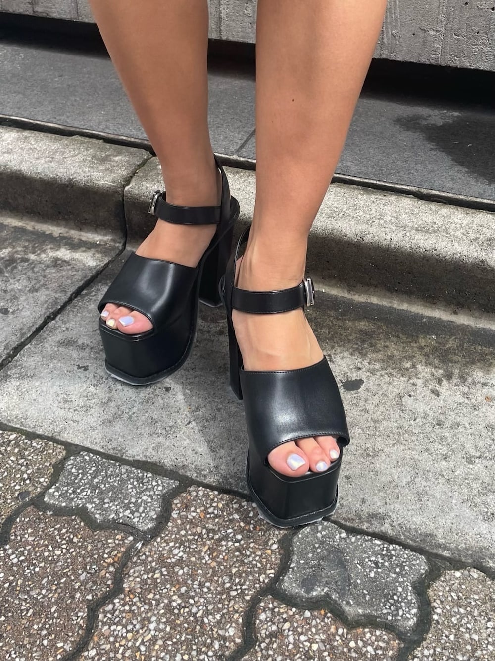 ブラック系のワンピース、グレー系のハンドバッグ、ブラック系のサンダルを着用したレディースの春コーディネートの9枚目の写真