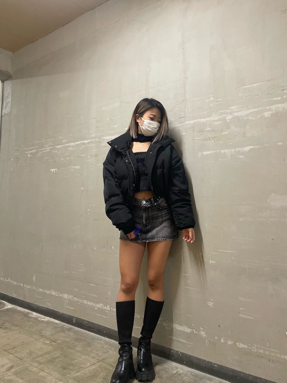 ブラック系のダウンジャケット/コート、ブラック系のニット/セーター、ブラック系のデニムパンツを着用したレディースの秋コーディネートの2枚目の写真