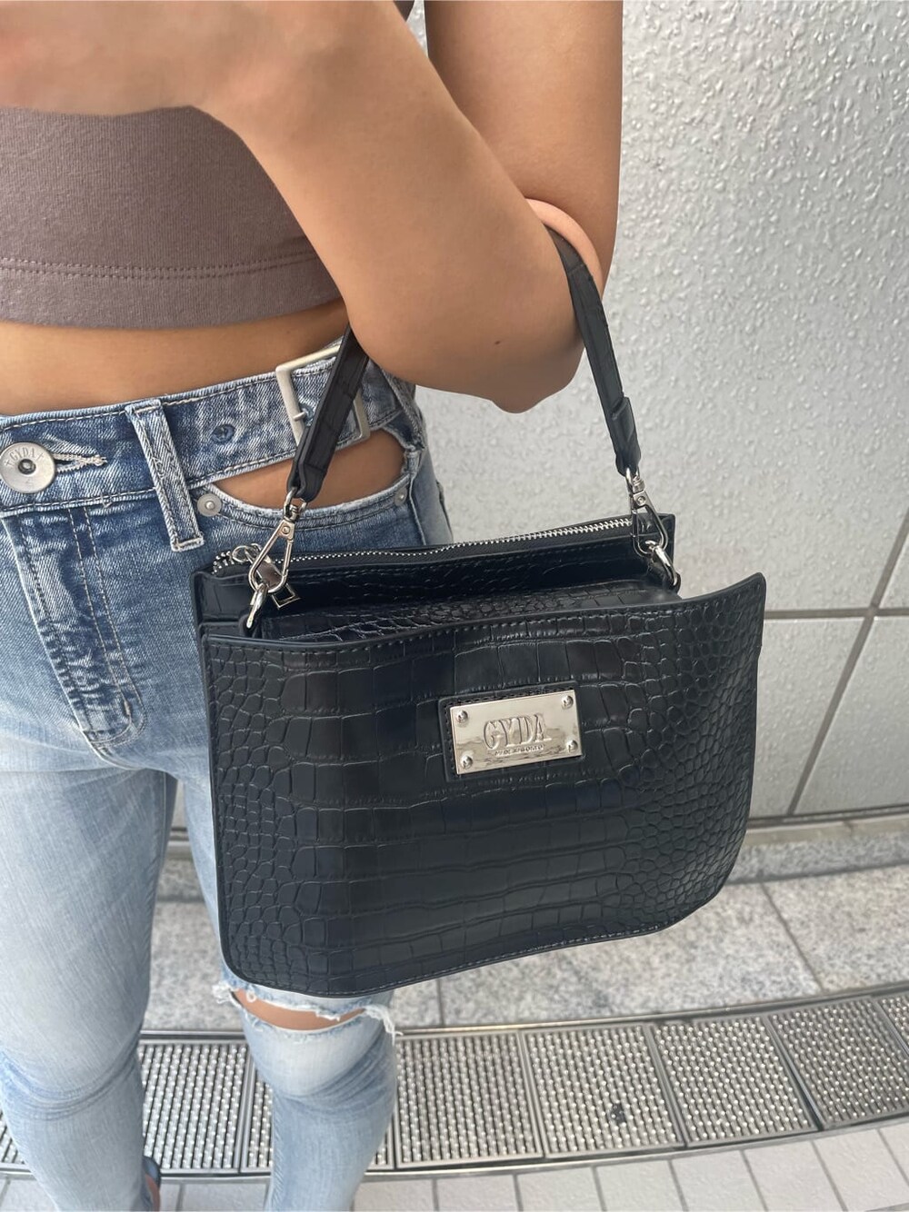 ブラック系のパンプス、ベージュ系のタンクトップ、ブラック系のハンドバッグを着用したレディースの夏コーディネートの8枚目の写真