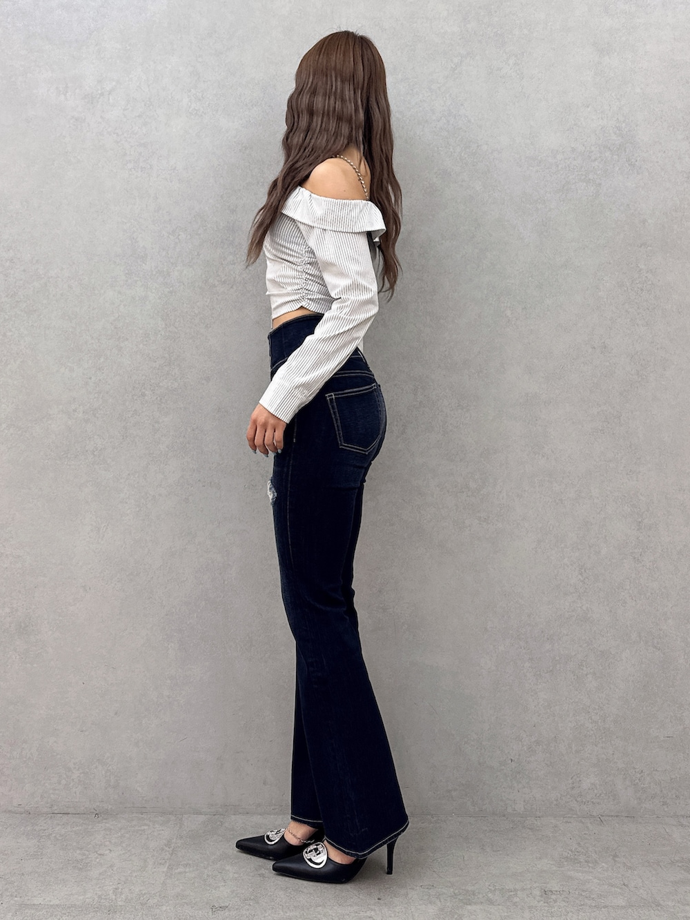 ホワイト系のシャツ/ブラウス、ブルー系のデニムパンツ、ブラック系のパンプスを着用したレディースの春コーディネートの2枚目の写真